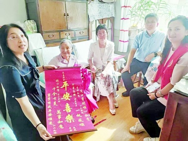 成都赚配网 情暖期颐 为百岁老人庆生